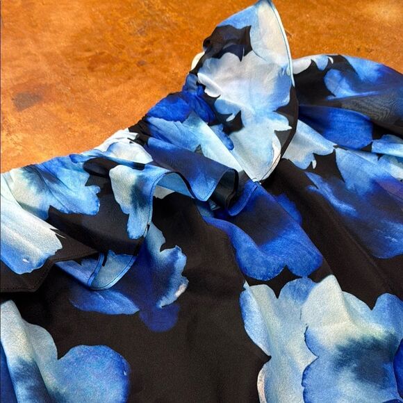 Off-Shoulder Blue Floral Blouse - Picture 3 of 6